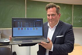 Martin Scholz zeigt die neue Internetseite der VHS