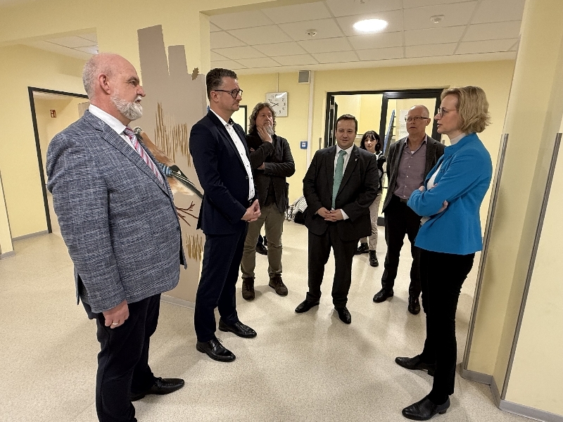 Mehrere Menschen stehen im Flur der Mosewaldschule im Gespräch zusammen.
