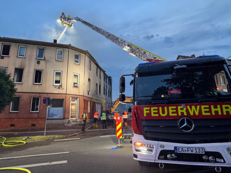 Zu sehen ist der Eisnatz der Drehleiter an einem brennenden Wohnhaus.