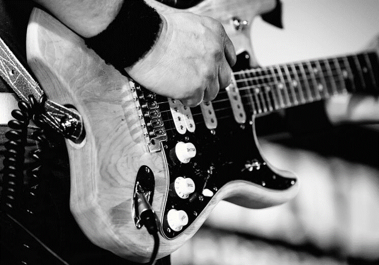 Eine Gitarre ist zu sehen.