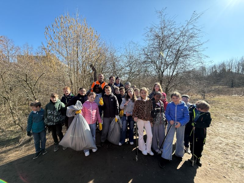 Eine Kindergruppe ist zu sehen.