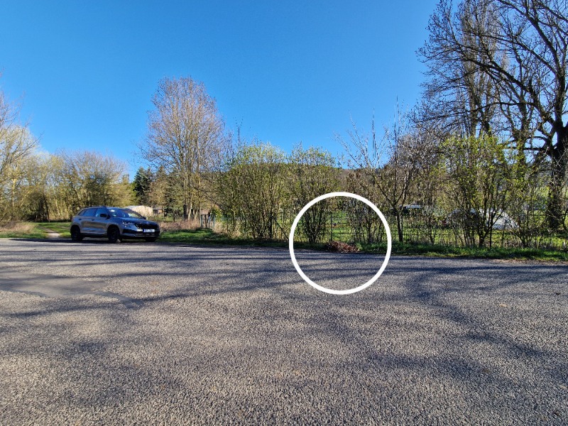 Das Entennest befindet sich unmittelbar am Rand der Auestraße. 