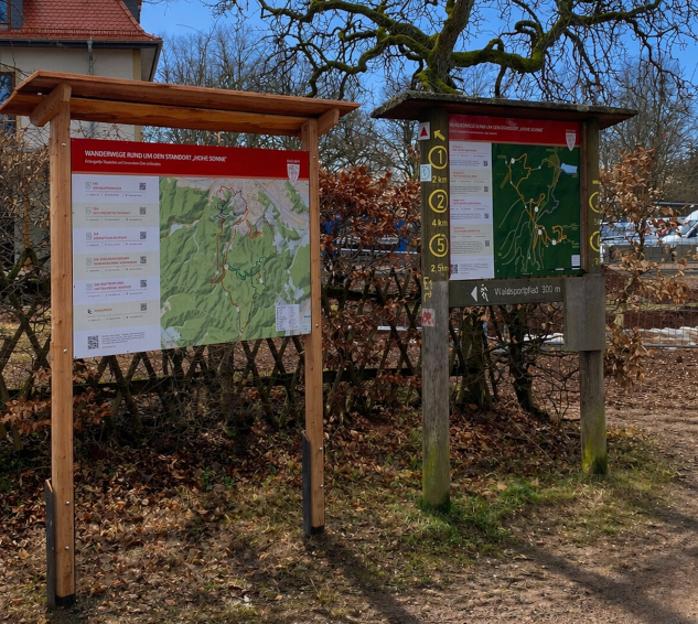 Die Wandertafel an der hohen Sonne ist zu sehen.