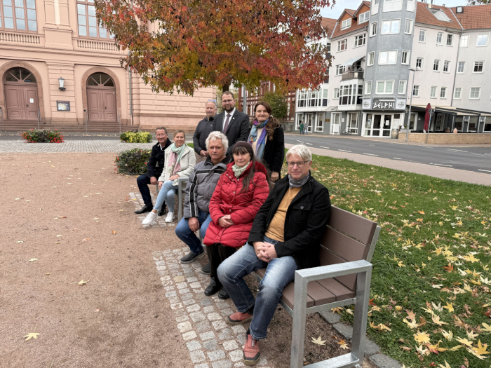Die Bankspender sind zusammen mit dem Oberbürgermeister und einem Mann von der Diakoniestiftung zu sehen.