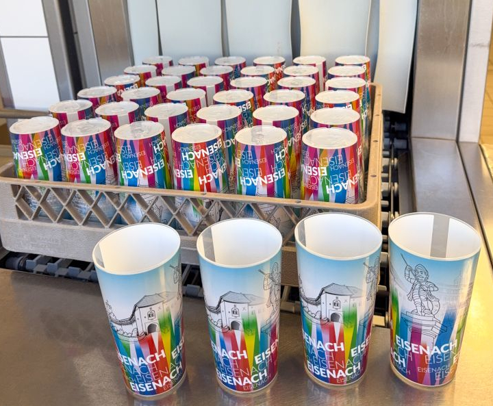 Die neuen Mehrwegbecher haben Eisenacher Motive.