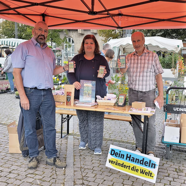 Zwei Männer und eine Frau stellen die neue Eisenach-Schokolade vor.