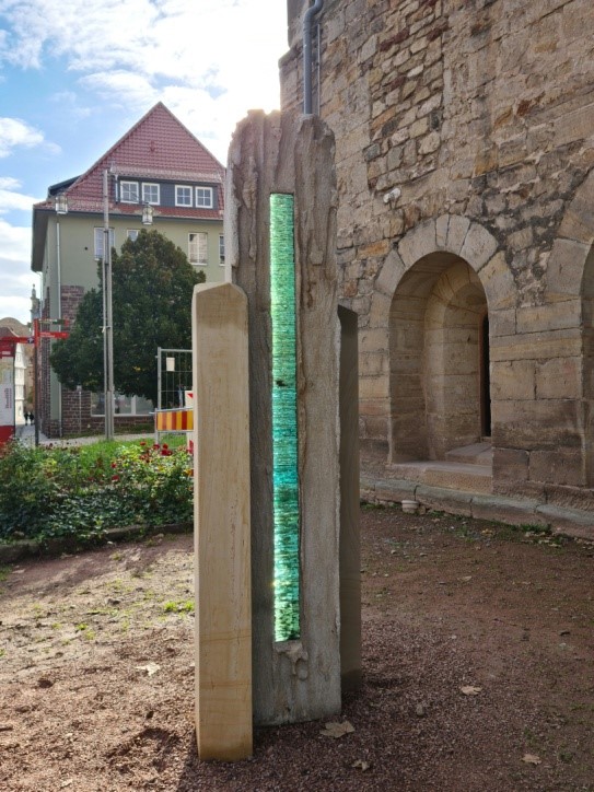 "Der Weg" Hardy Raub, 2021, Sandstein, Beton, Glas