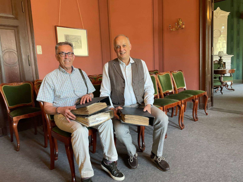Zwei Männer sitzen im Salon der Reuter-Villa.