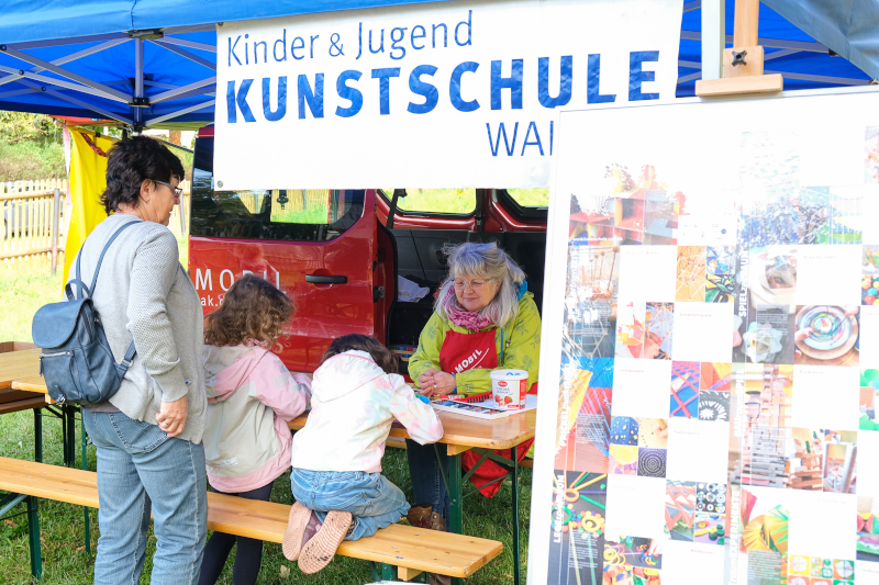 Stand der Kunstschule Wartburgkreis mit Menschen