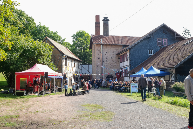 Außenansicht der Alten Mälzerei mit Gebäunden und aufgebauten Pavillons