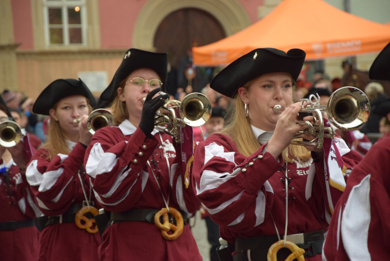Drei Frauen einer Blaskapelle in Uniformen und mit Trompeten