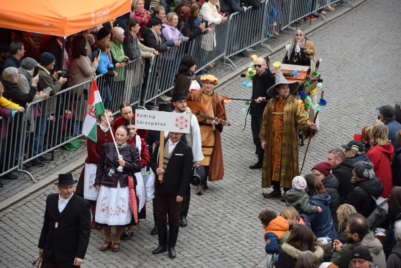 Eine Gruppe in Trachten trägt ein Schild.