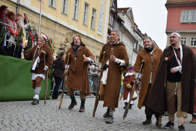 Männer haben sich als verwundete Kranke verkleidet.