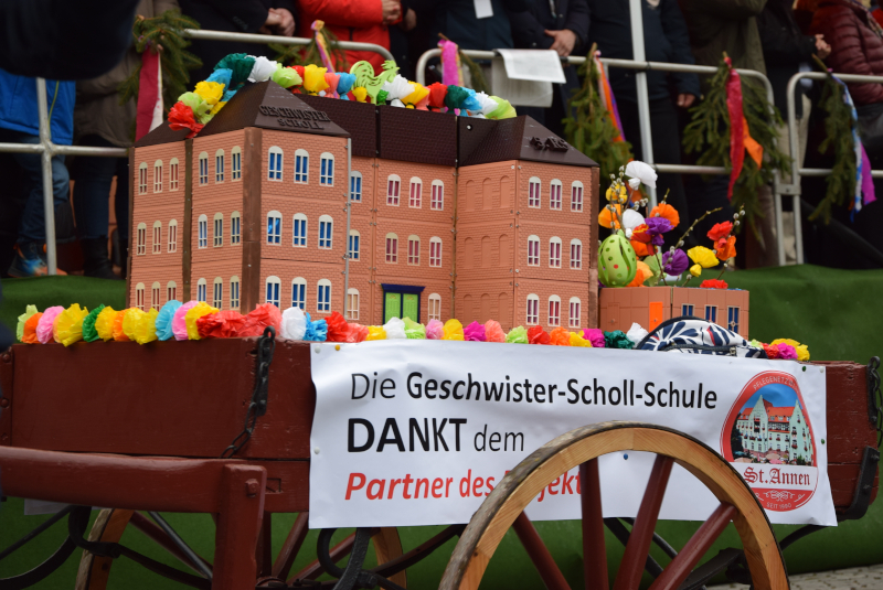 Eine Schule als nachgebautes Modell auf einem Wagen