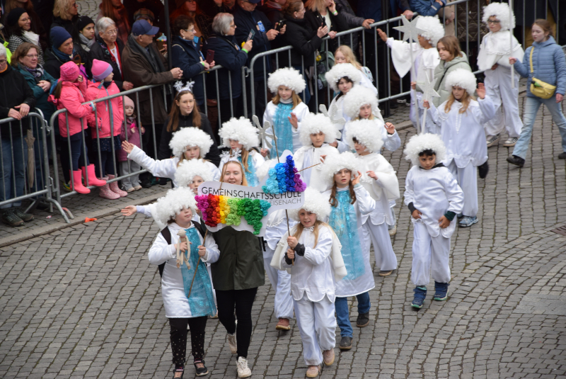 Eine als Schneeflocken verkleidete Gruppe Kinder
