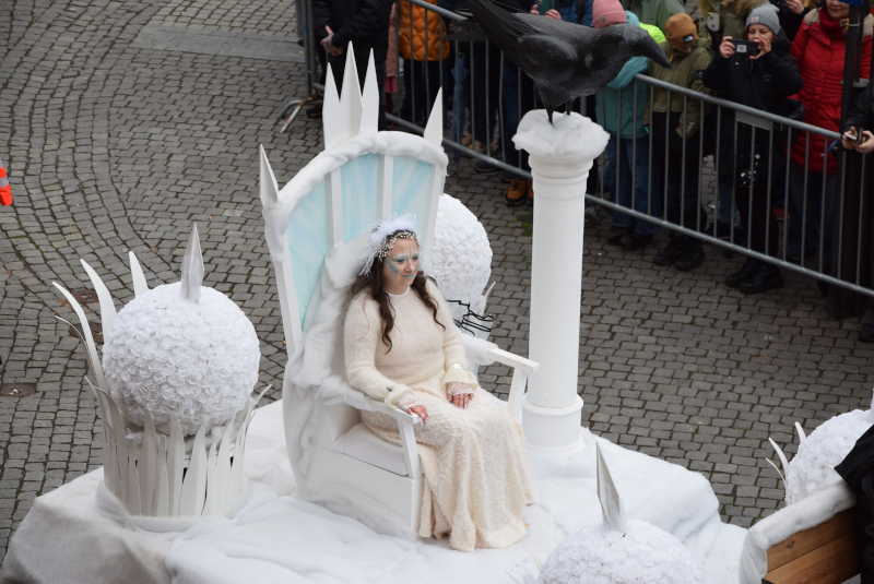 Eine als Schneekönigin verkleidete Frau auf einem Wagen