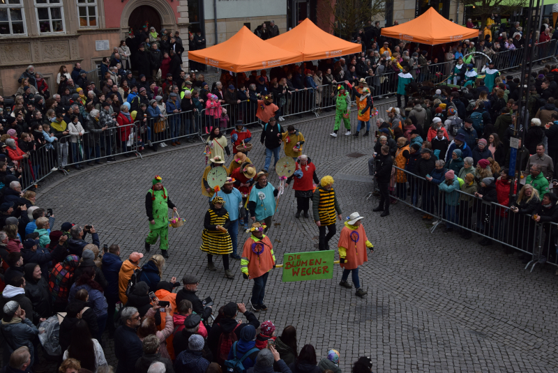 Eine als Blumen verkleidete Gruppe von Menschen