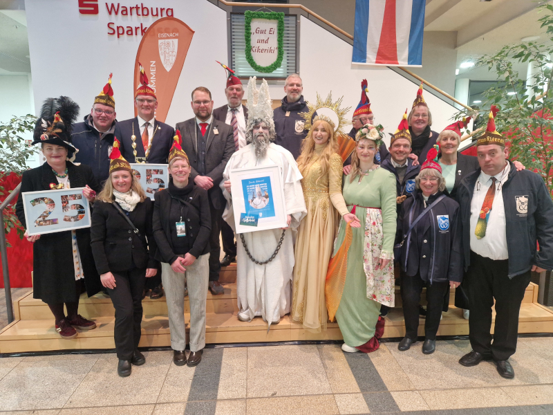 Viele Menschen stehen in einer Gruppe zusammen. Viele tragen Hüte der Sommergewinnszunft.