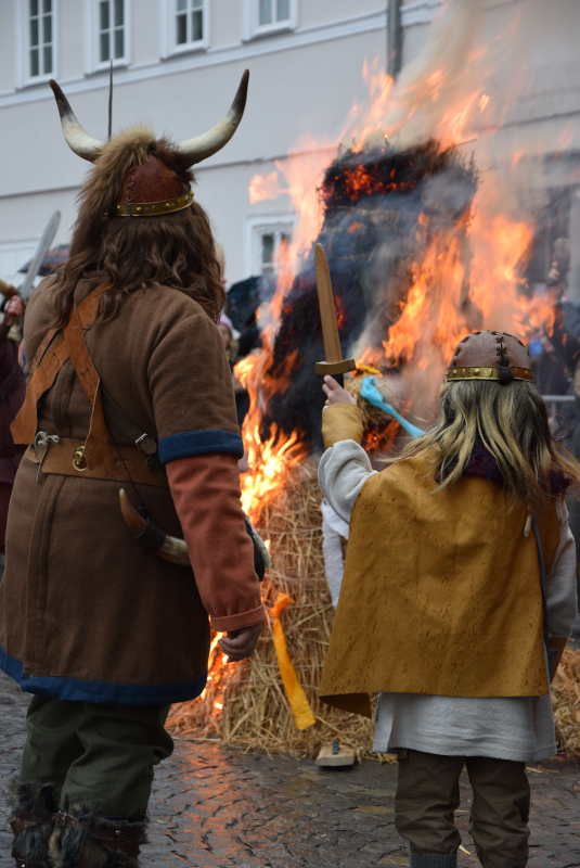 Ein großer und ein kleiner Germane, dahinter brennt ein Feuer.