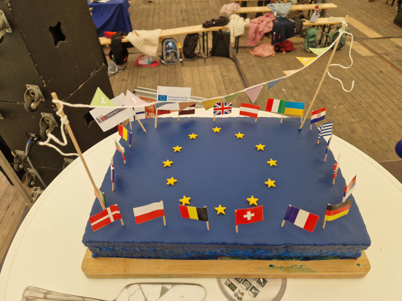 Eine blaue Torte mit Fähnchen