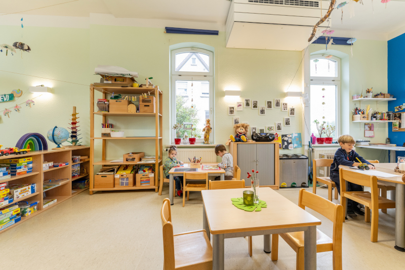 Spielzimmer eines Kindergartens mit Holzmöbeln und viel Spielzeug