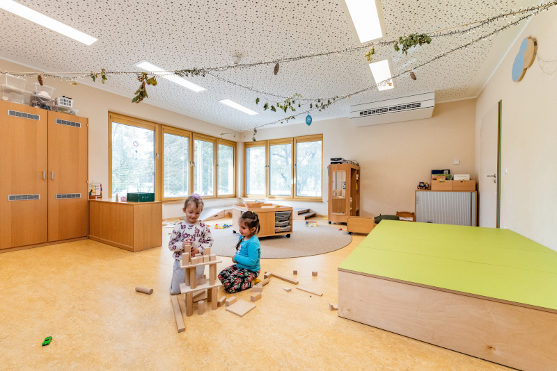 Ein heller Gruppenraum mit Holzmöbeln