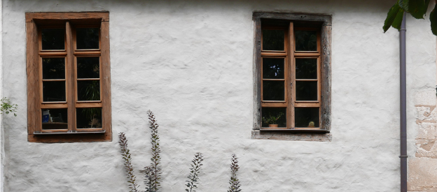 Teaser Bild, zwei Fenster an einer Hausfassade