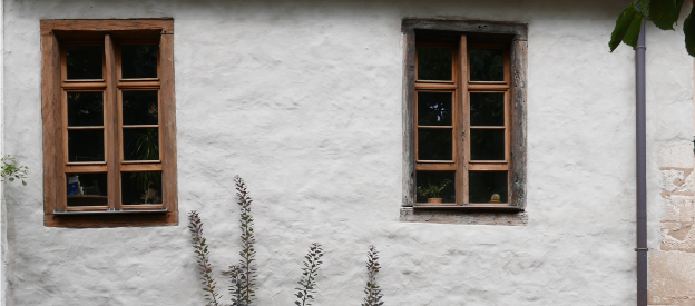 Teaser Bild Teaser Bild, zwei Fenster an einer Hausfassade